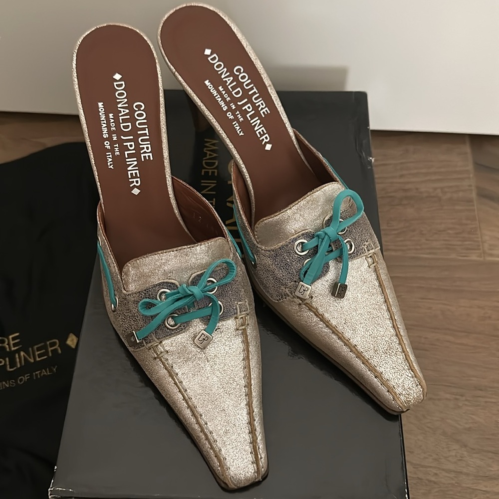 Donald J. Pliner Couture Vintage Y2K Distressed Silver Mule Heel Teal Lace Bow 8 - Picture 2 of 7